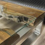 Couchtisch aus Holz mit Glasplatte